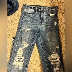AMERICAN EAGLE RIPPED SKINNY JEANS